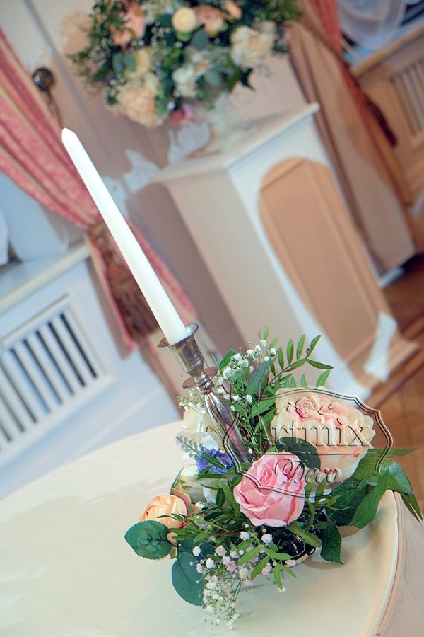 Свечи в декоре свадьбы комбинированы с цветами
