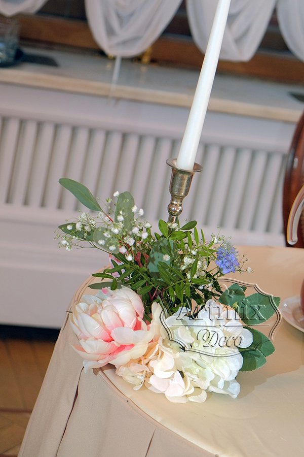 Свадебные свечи декорированы при помощи цветов