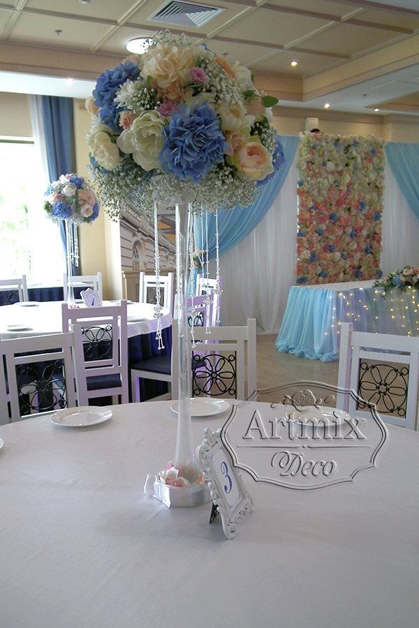 Высокие вазы с цветами в едином стиле свадьбы