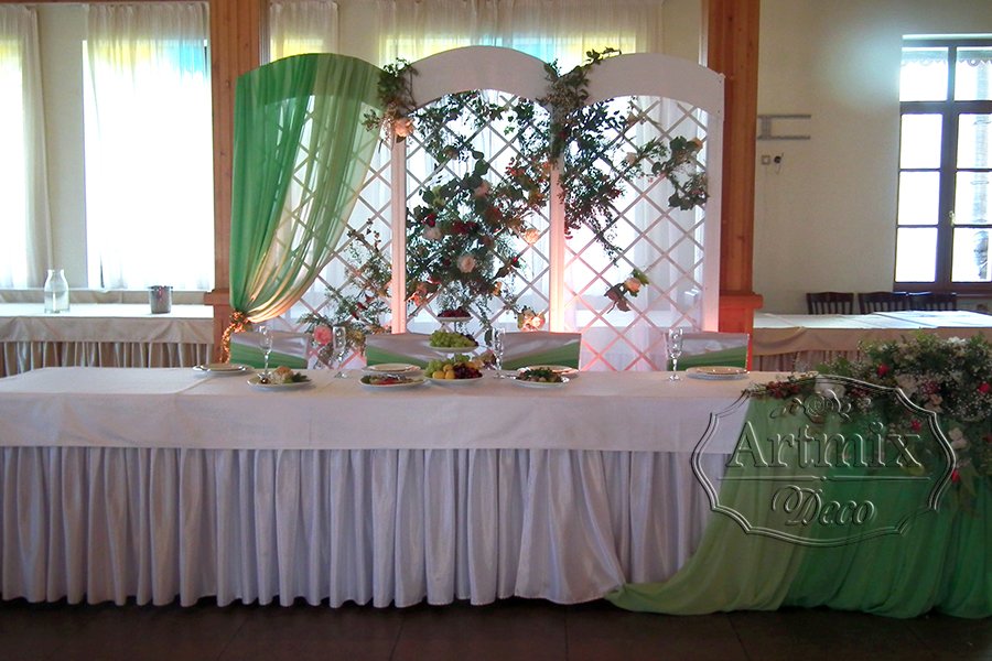 Фон за столом молодожёнов в виде деревянной ширмы (шпалеры) белого цвета