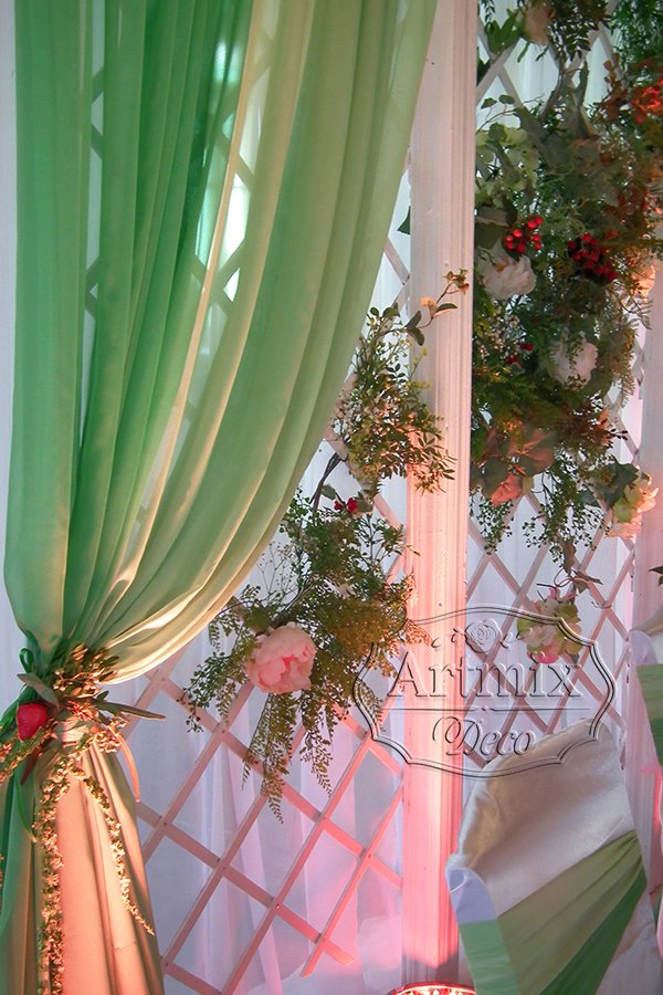 Драпировка ткани в зелёном цвете в едином стиле свадебного торжества