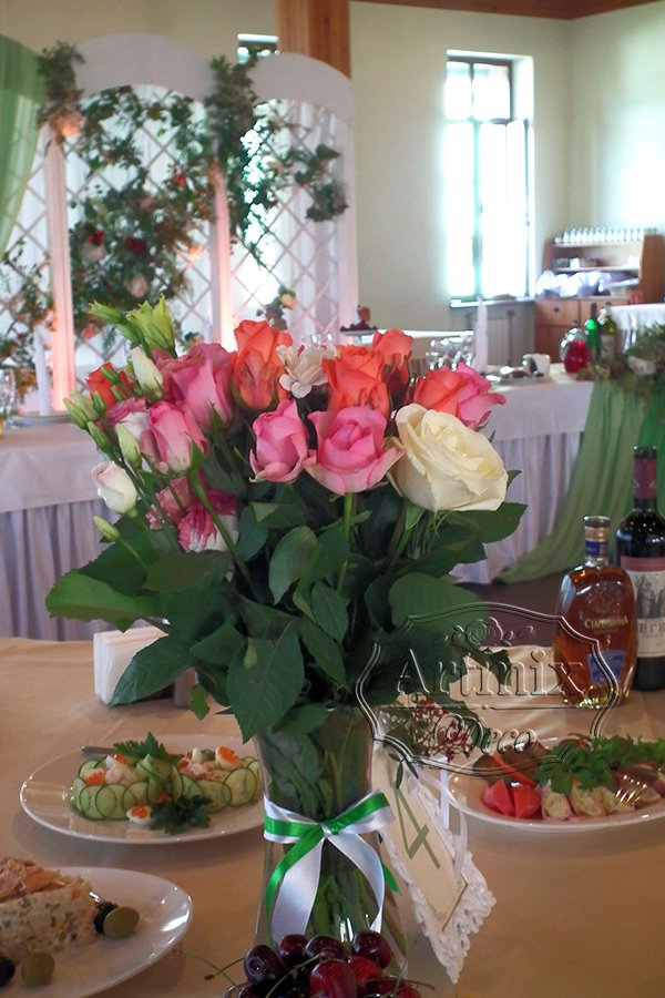 На столах гостей вазы с яркими и разноцветными розами