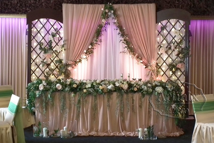 Свадебный фон за столом молодожёнов в виде деревянной ширмы коричного цвета