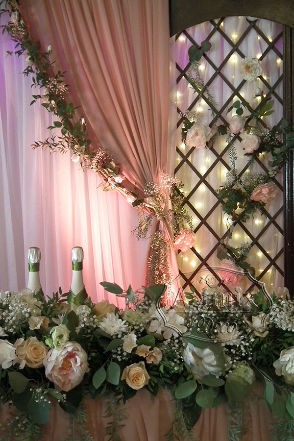 Свадебный декор, бутылки шампанского, бокалы для молодожёнов оформлены в нежно-салатовом цвете