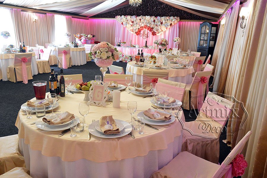 Розовый цвет на свадьбе в почете у всех – от неформальных молодоженов до ярых приверженцев классики