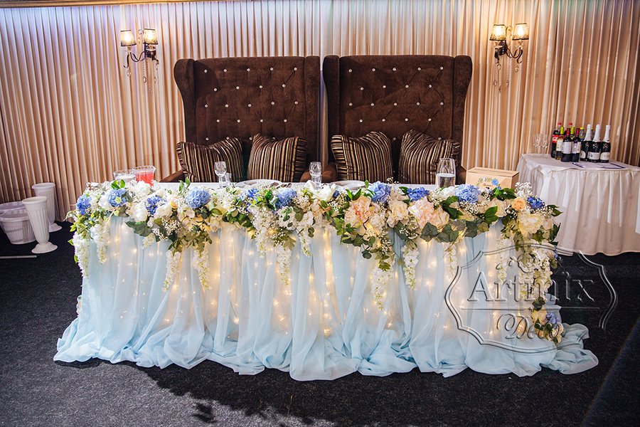 Оформление свадебного стола в голубом цвете с подсветкой и цветочной гирляндой