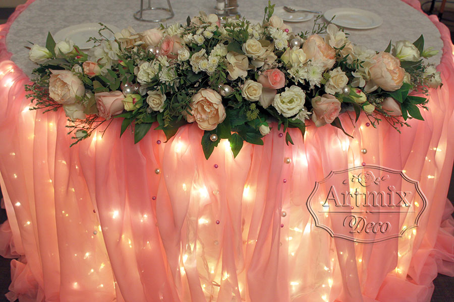 Цветочная композиция на свадебный стол жениха и невесты
