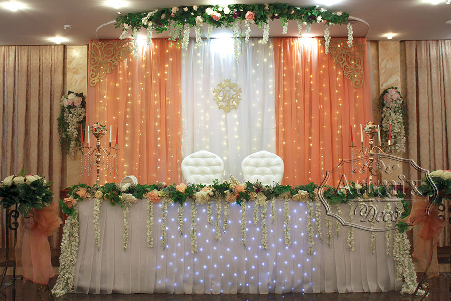 Цветы, ткани и звездная подсветка в оформление свадебного президиума (фона)