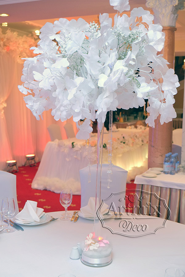 Гинкго и высокая ваза в украшении свадебных столов