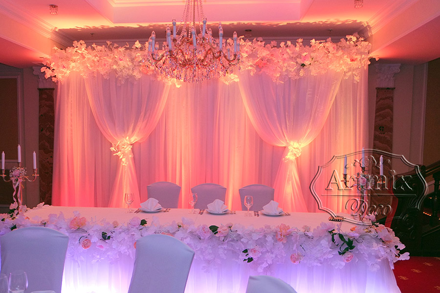 Свадебный фон с подсветкой и цветами Гинкго