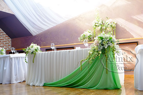 Оформление свадебного зала сдержанно, свежо и изысканно