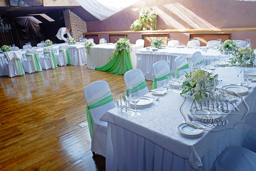 Оформление свадебного зала сдержанно, свежо и изысканно
