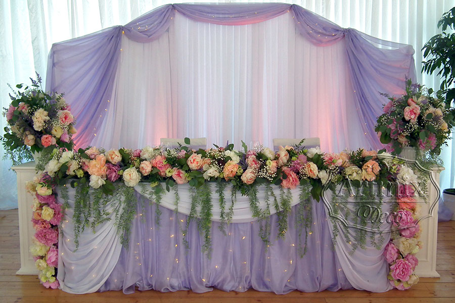 Свадебный фон тканями и цветами