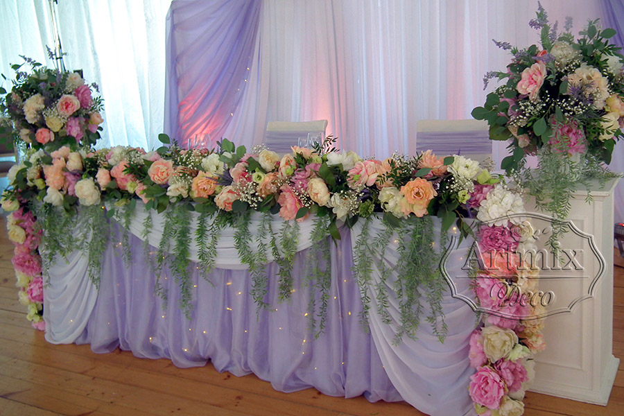 Свадебный стол с цветочной гирляндой