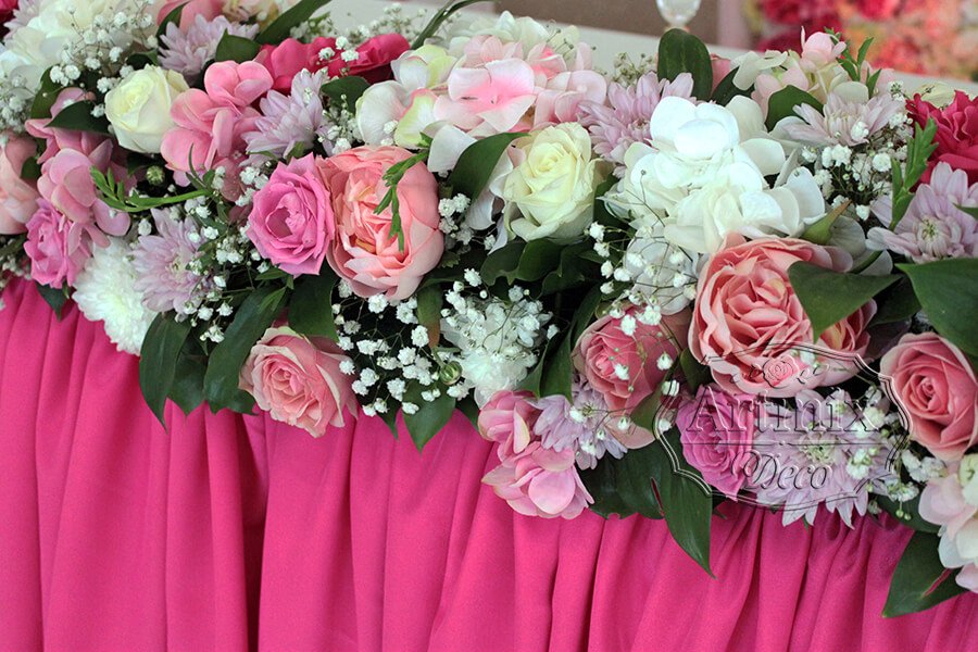 На свадебном президиуме цветочная композиция прекрасно сочетается с живыми и декоративными цветам