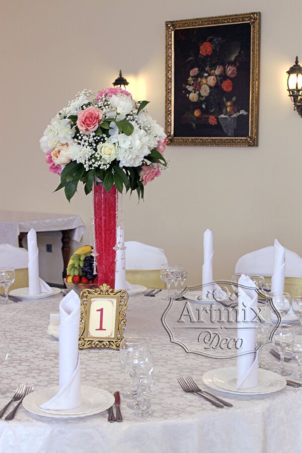Цветы и прозрачные стеклянные вазы в соответствии со стилем свадьбы