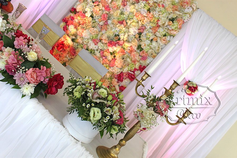 Декоративные корзины с живыми цветами в оформлении свадебного стола молодоженов
