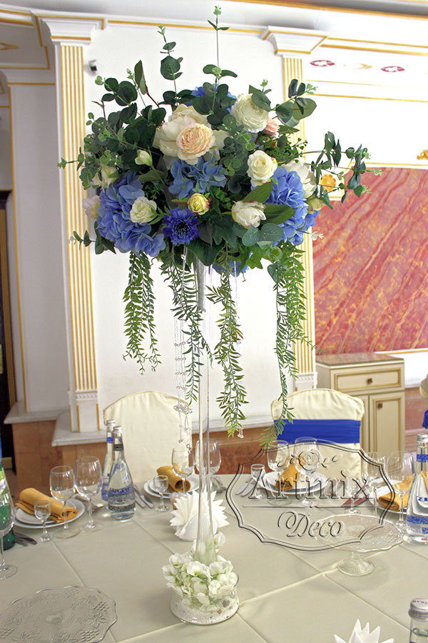 Высокая ваза на свадебном столе