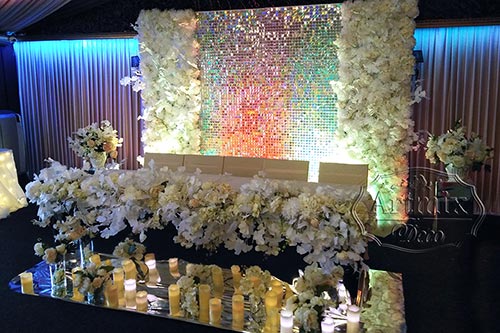 Цветочная стена с блестящими пайетками в оформлении стола молодожёнов