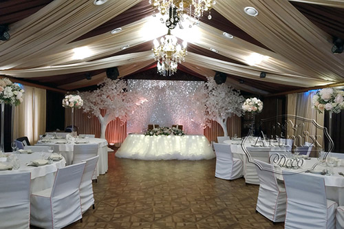 Объёмный декор в оформлении свадебного зала