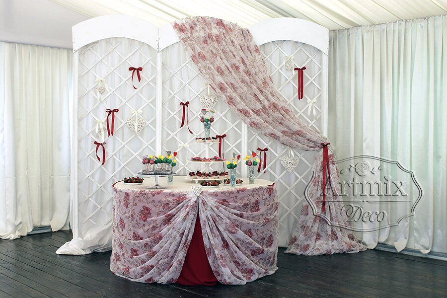 Сервированный и декорированный стол со всевозможными сладостями