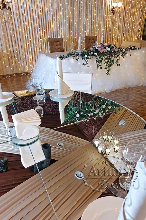 Свадебный фон молодожёнов с цветочной гирляндой над столом
