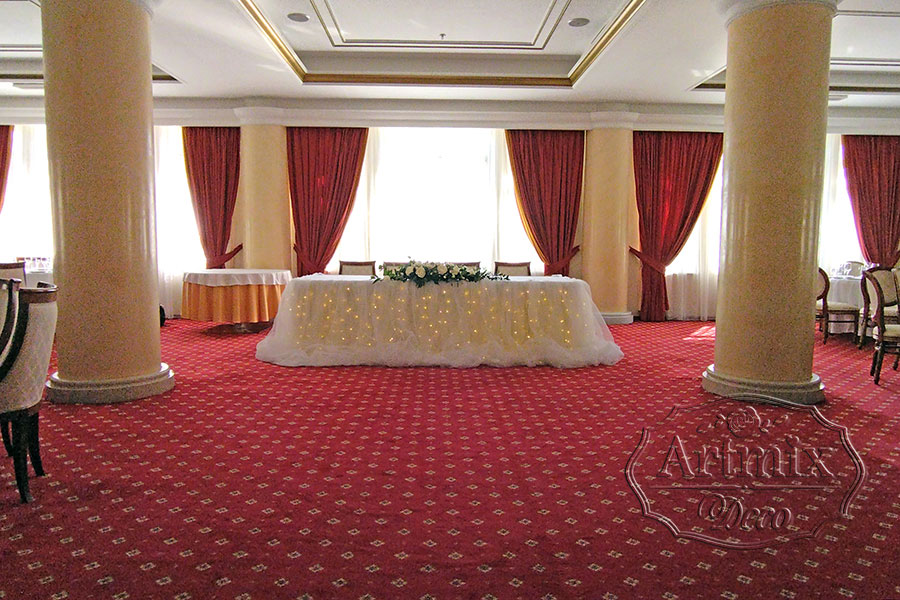 Свадебное оформление президиума в отеле Балтийская Звезда
