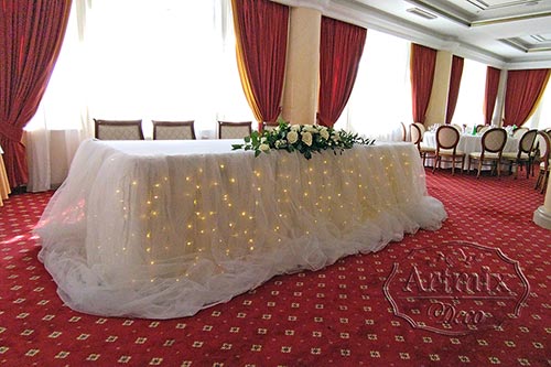 Свадебное оформление президиума в отеле Балтийская Звезда