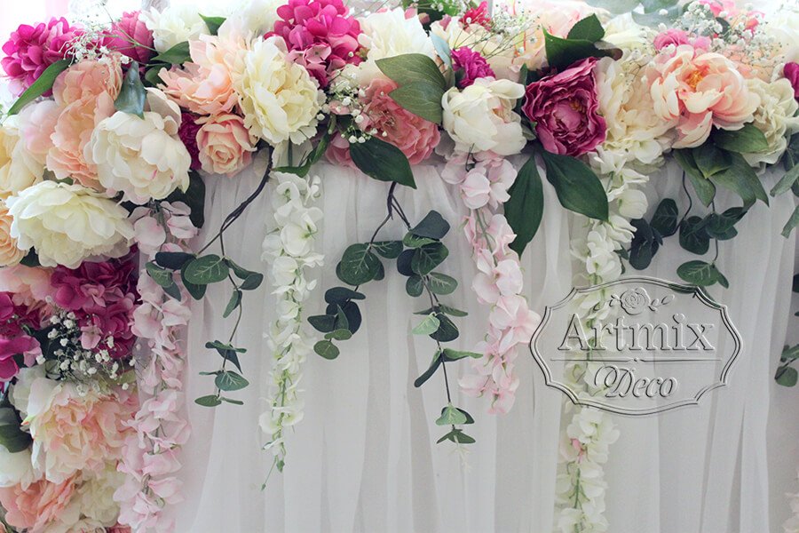 Цветы в оформлении юбки стола жениха и невесты