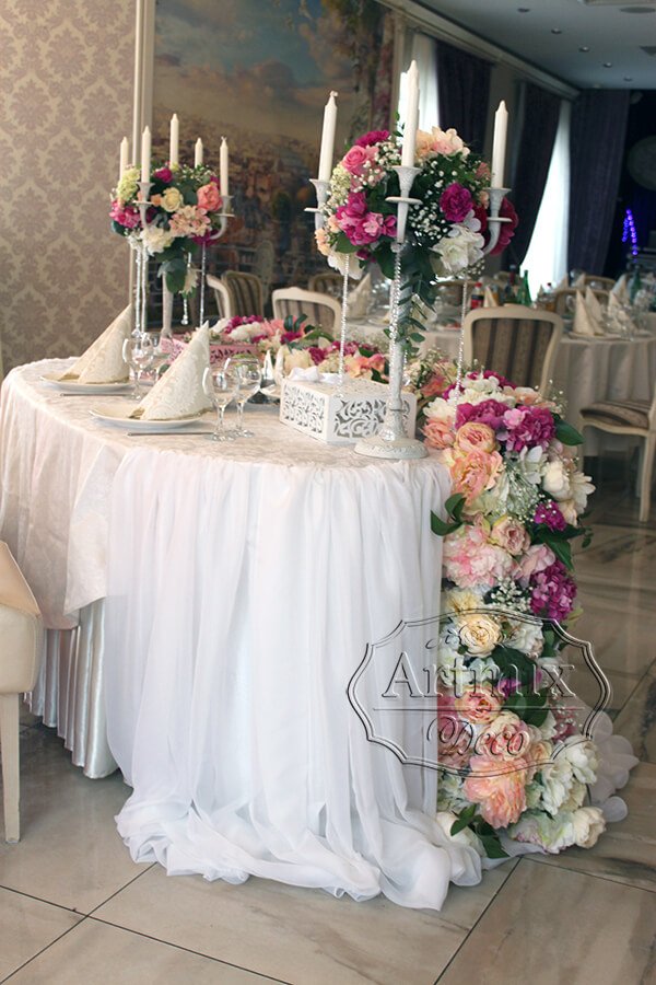 Свадебный декор стола молодоженов