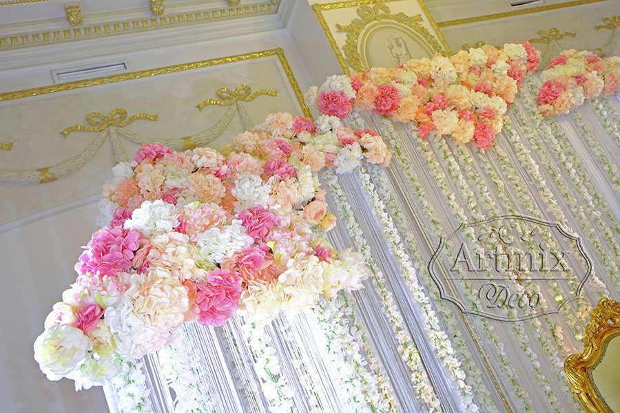 Свадебная арка усыпана цветочными облаками