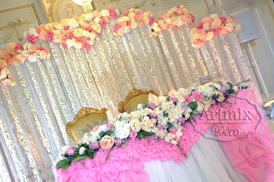 Цветочная композиция на столе жениха и невесты
