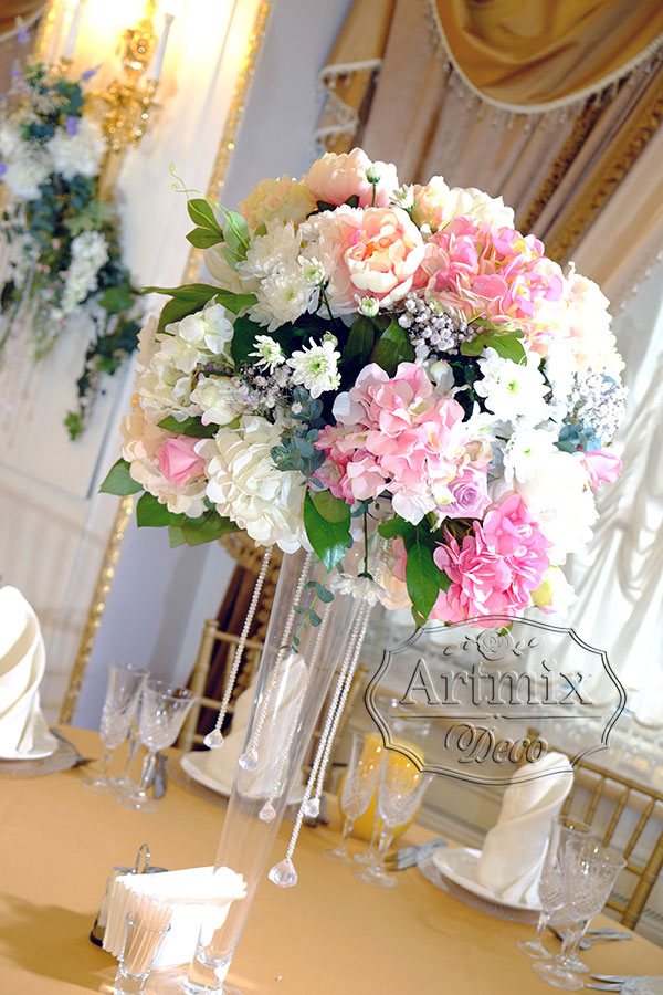 Прозрачные вазы с дополнительным декором и цветами