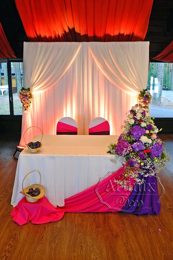 Свадебный подиум декорирован тканями, цветами и подсветкой