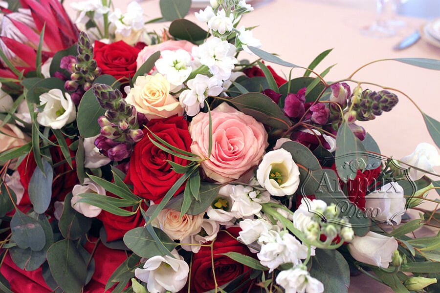 Яркая цветочная композиция для свадебного стола
