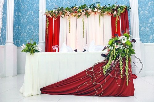 Декор фона в бордовых, кремовых тонах и живыми цветами на свадебном столе жениха и невесты