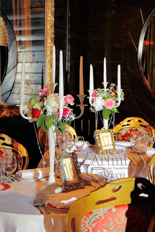 Украшение столов гостей канделябрами на 5 рожков и цветами