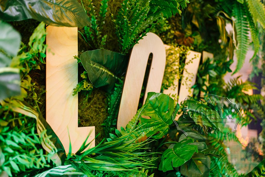 Роскошная  тропическая зелень и деревянные буквы