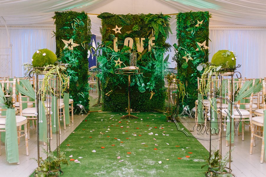 Свадебная арка в интересных сочетаниях с роскошной зеленью