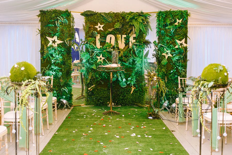Зелёная дорожка к свадебной арке в стиле Лофт