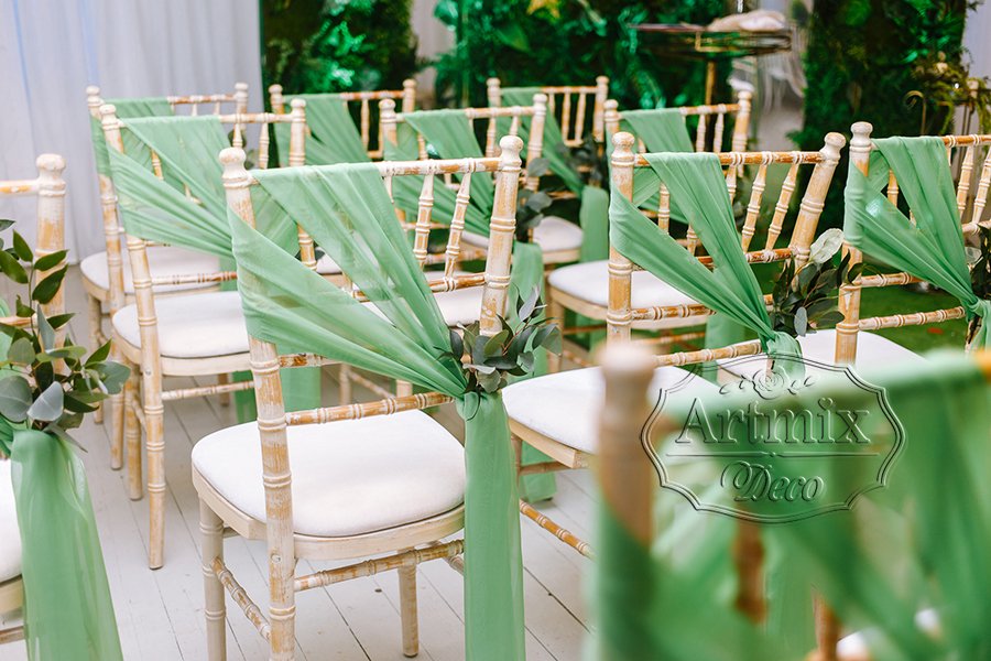 Зелёные ленты в декорирование стульев