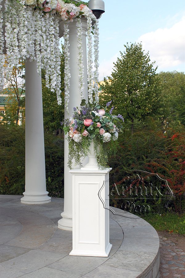 Белоснежные колонны с пышными цветами в вазах
