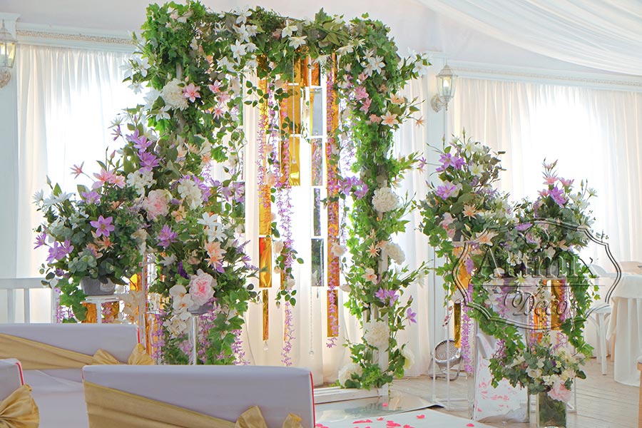 Арка на выездную свадьбу с зеркальными полосками и золотыми полосками в ЭКО стиле