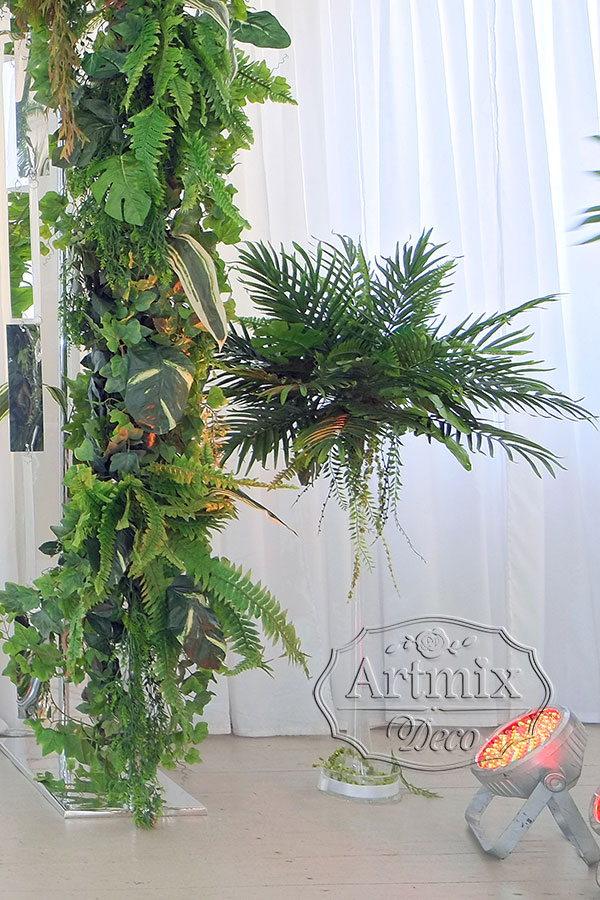 Высокая ваза с листьями финиковой пальмы