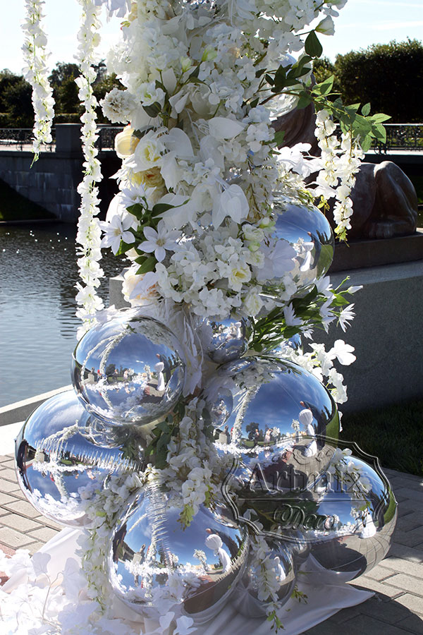 Свадебная арка со сферами и цветами