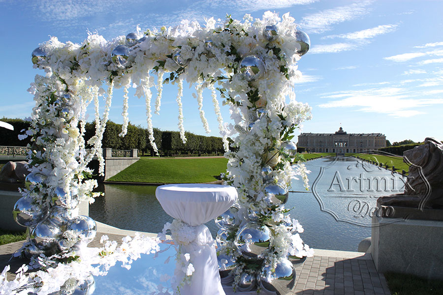 Свадебная арка с цветами и зеркальными шарами