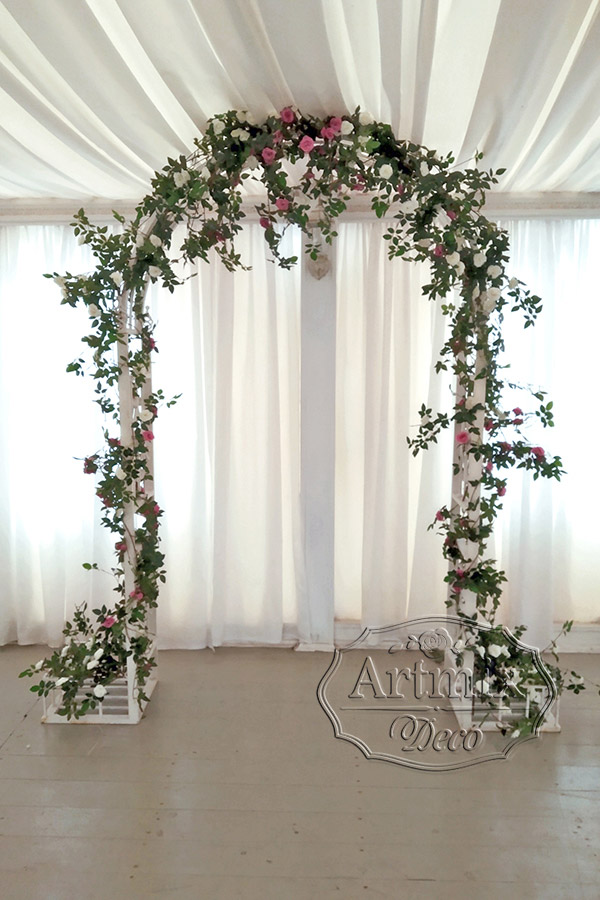 Свадебная арка из зелени и мелких роз