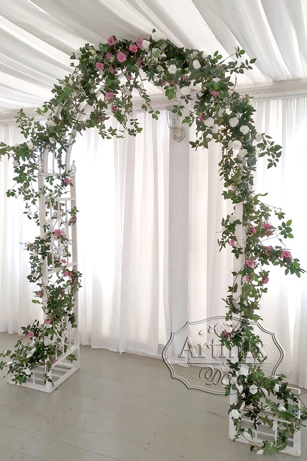 Свадебная арка из зелени и мелких роз