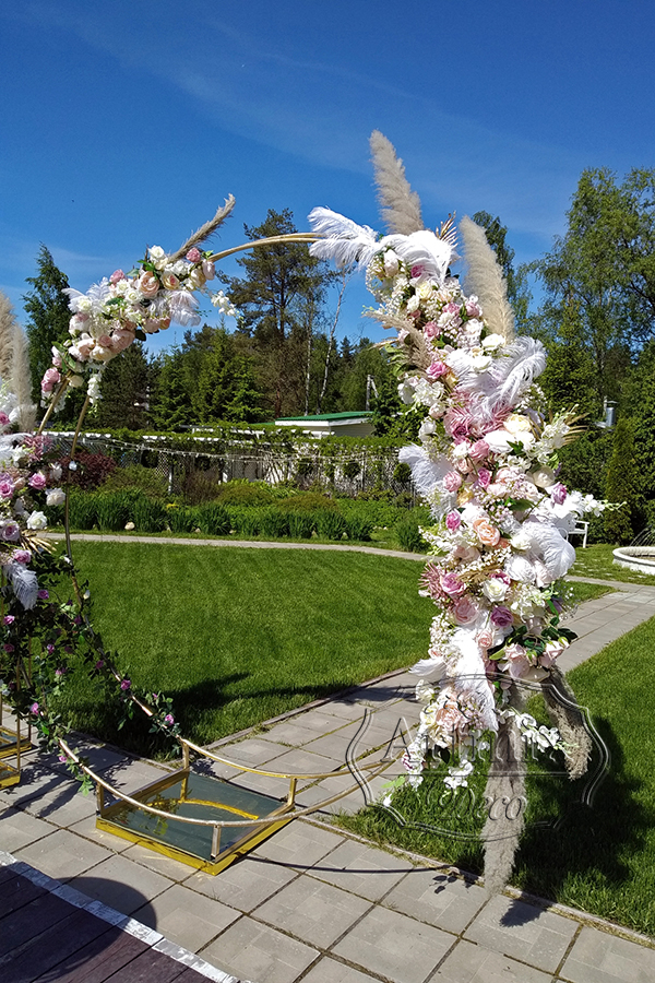 Круглая свадебная арка декорирована сухоцветами