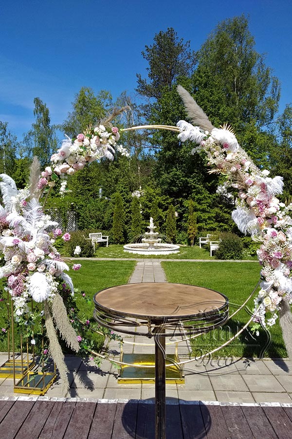 Круглая свадебная арка декорирована сухоцветами